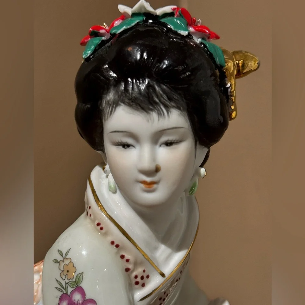Japanese Geisha Girl Figurine Hand Painted Porcelain Collectible 🏯